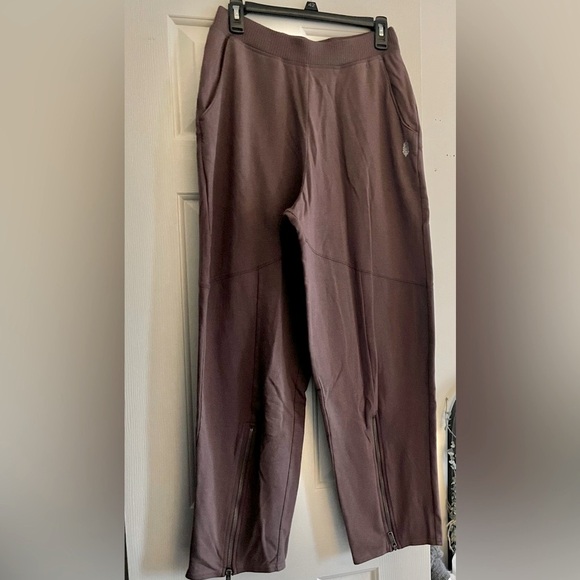 # 149 NEW FP Movement Sweatpants - Picture 1 of 11